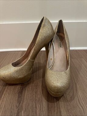 Steve Madden Gold Glitter Platform Pumps